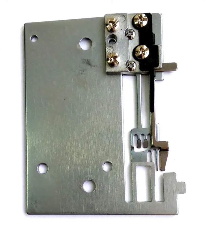 Игольная пластина в сборе оверлока Merrylock 075, 0115-0
